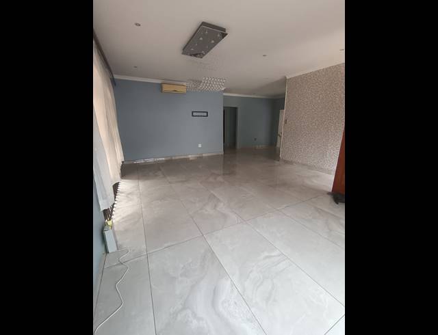 4 BEDROOM FREEHOLD FOR SALE IN GLENMORE